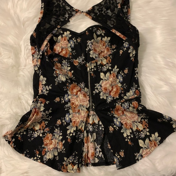 Classy top built in bra ,lace straps, zipper back fitted top 🥰 - Picture 2 of 4